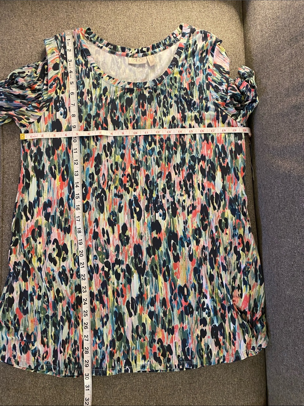 LOGO by Lori Goldstein Rayon 230 Animal Print Top w/Side Pockets - Size M - Picture 3 of 8